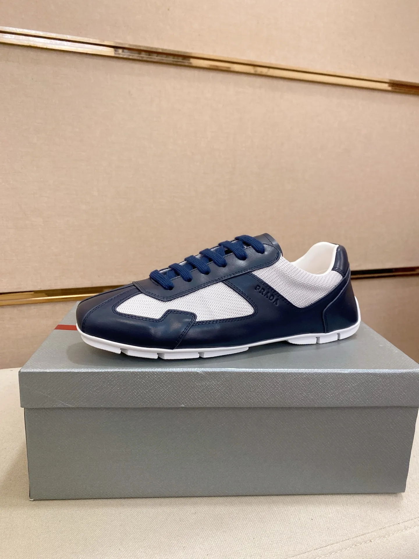 Men's shoes 💰 480💰 ✔️✔️✔️Top high version High-quality new PRADA (Prada) counters are launched at the same time. The new men's shoes and 😘fabrics are purely handmade in Niujing. Lining: Full cowhide lining. 👍🏿High-end☄️Open-molded non-slip rubber outsole, exquisite lines, simple and elegant, comfortable and high-end for leisure travel. Code number: 38-44. Can be customized45